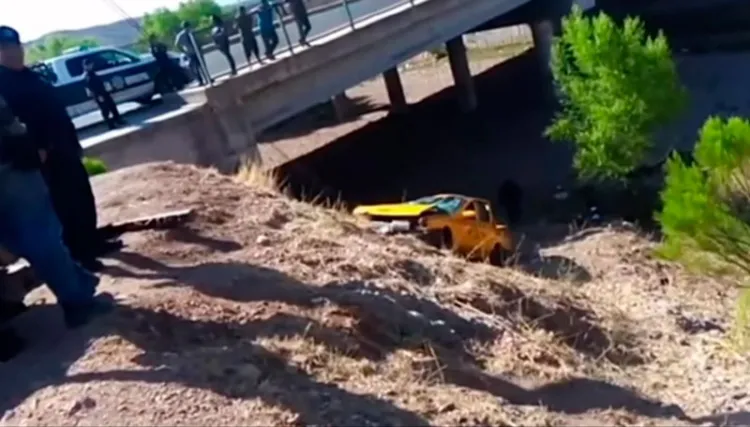 Abandonan taxi tras accidente