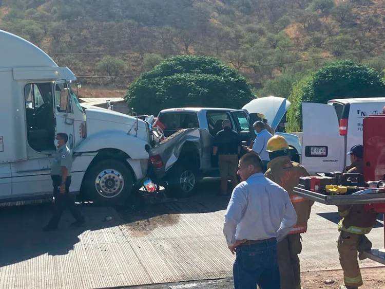 Muere hombre al ser impactado por tráiler