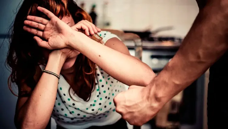 Le pide que le baje a la música y termina golpeada