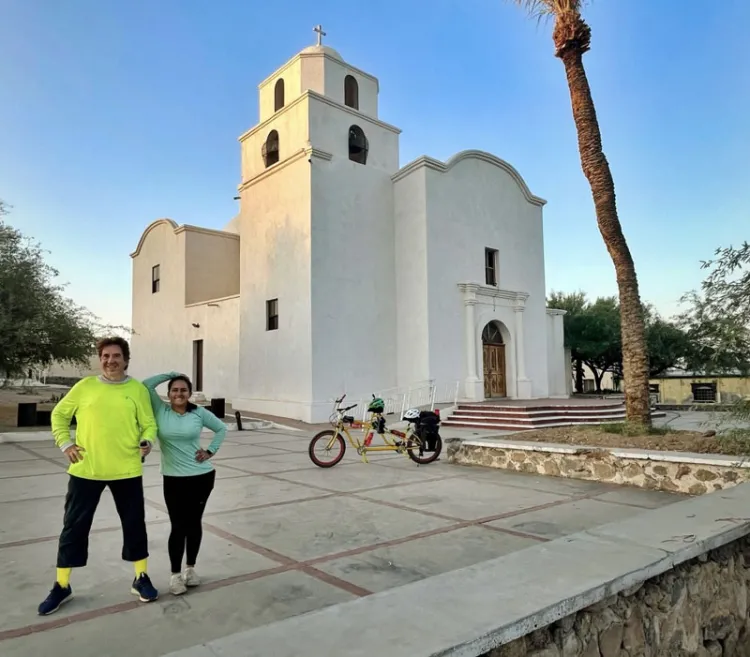 Recorre pareja el país en una bicicleta doble