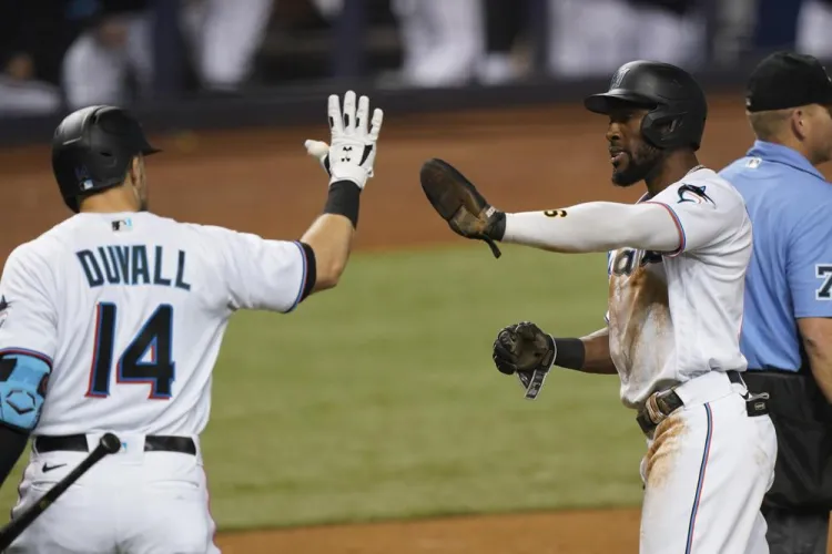 Marlins frenan a Dodgers