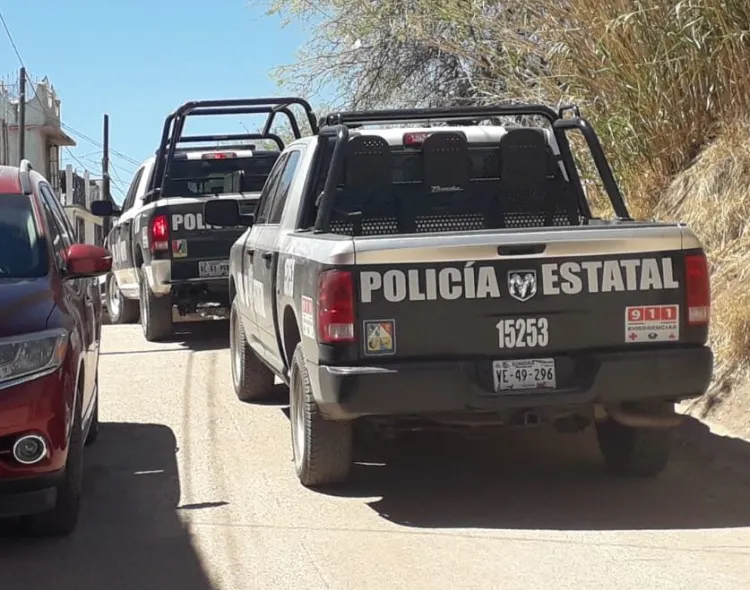 Policías rescatan a suicida