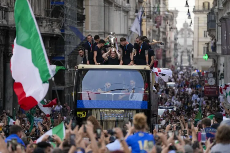 Italia celebra título