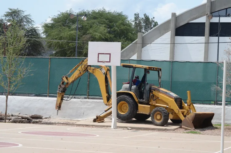 Detienen obras en unidad deportiva