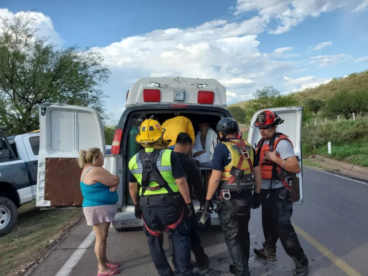 Rescatan a menor atrapado en corriente