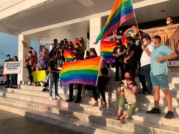 Colectivos LGBT presionan por bodas igualitarias