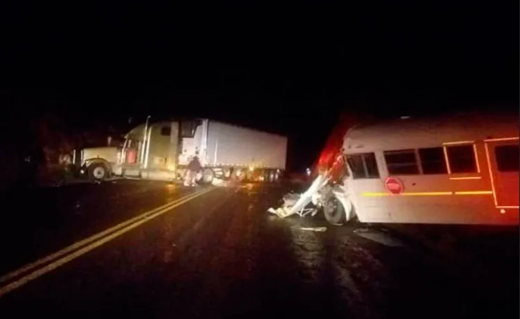 Trailero esquiva rocas y provoca accidente en Periférico Oriente