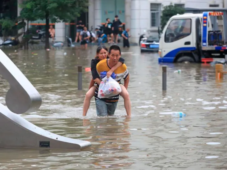 Diluvio arrasa en China: van 25 muertos, la mayoría ahogados en el metro