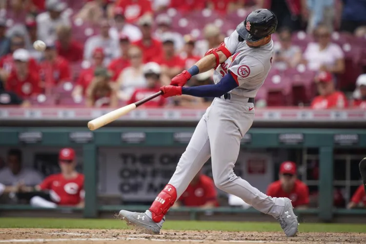 Vence Cardenales a los Rojos