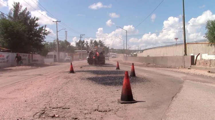 Realizan bacheo sin limpiar escombros tras lluvias