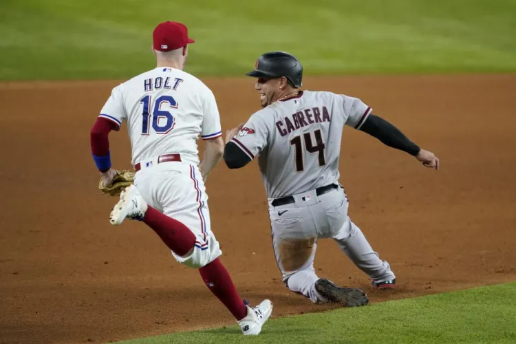 Gallo hunde a Diamondbacks