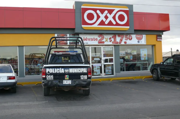 Armado con gas pimienta asalta Oxxo