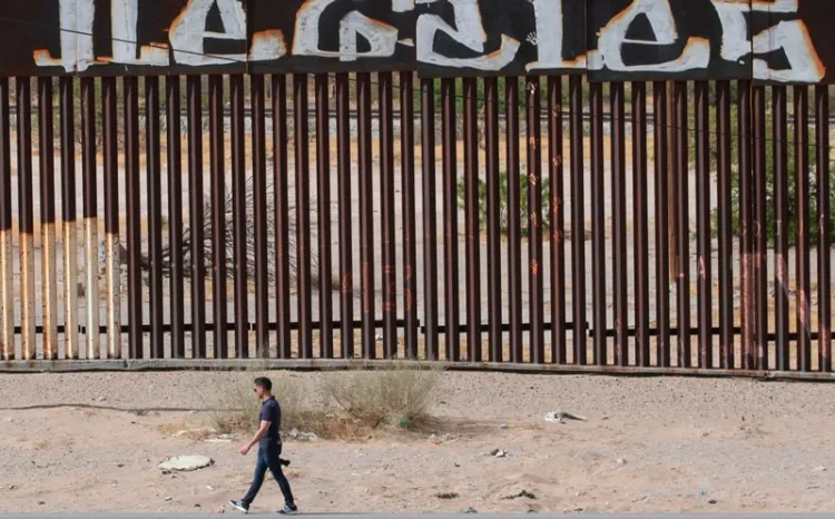 EU analiza mantener expulsiones en frontera con México ante variante Delta