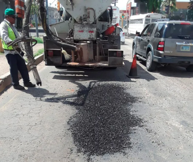 Rehabilitan vialidades con programa emergente de bacheo