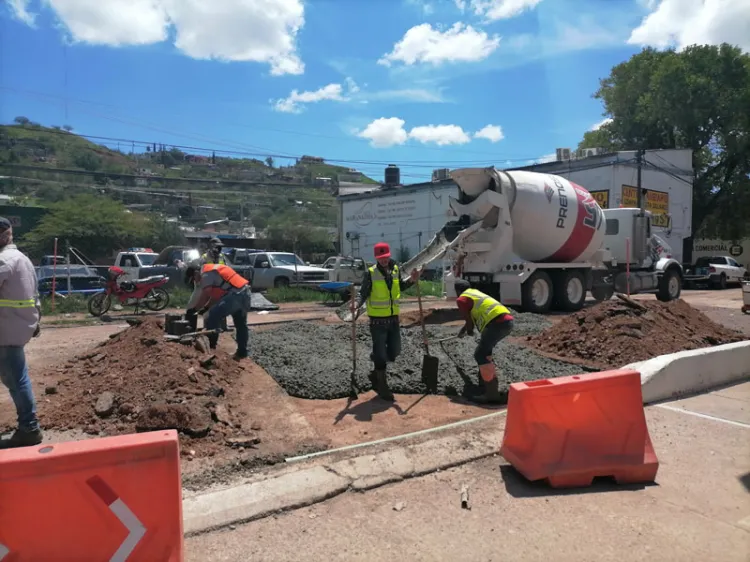 Realizan bacheo en el embovedado del arroyo Los Nogales