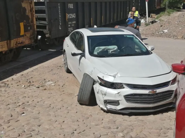 No se fija y tren se lo lleva