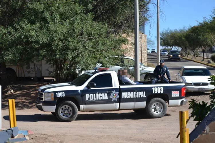 Detienen a cajera de supermercado