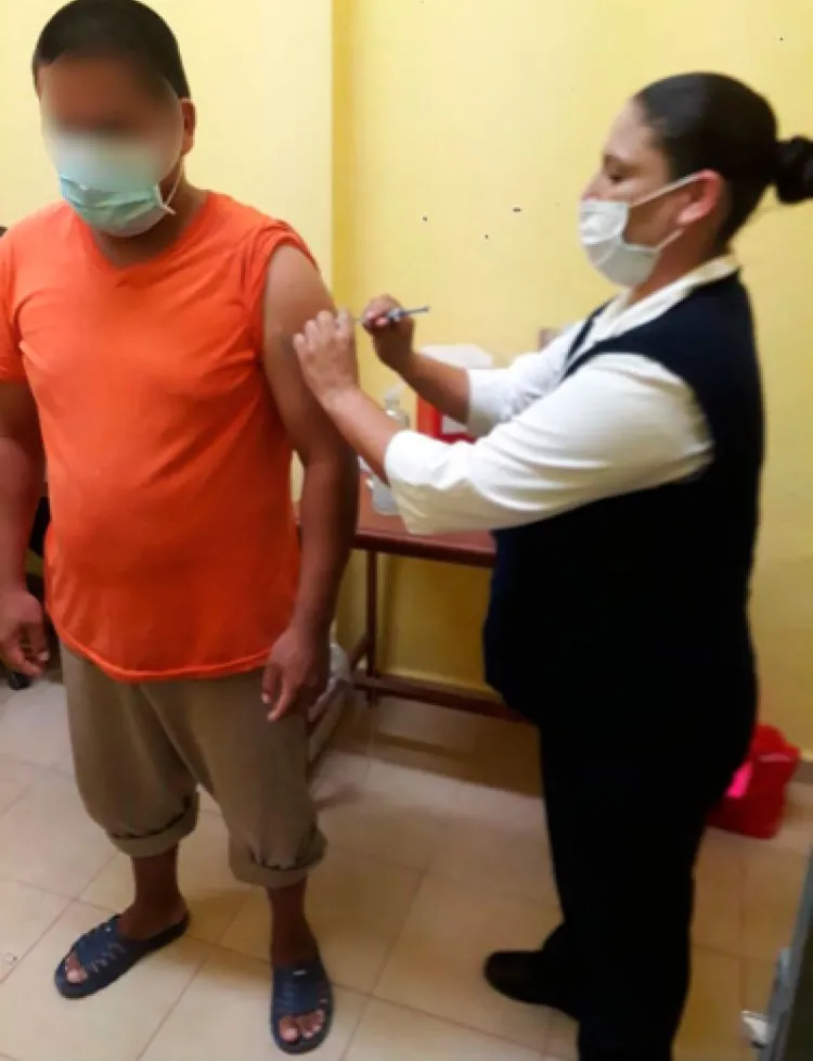 Inicia vacunación anti Covid en Ceresos