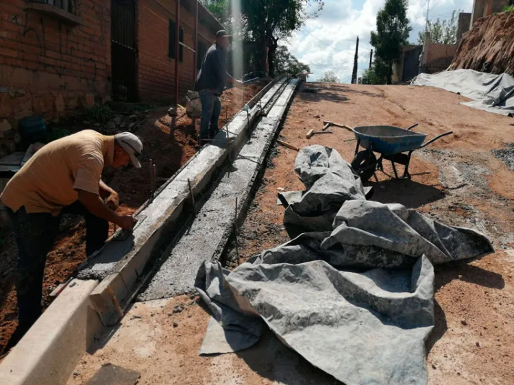 Intensa actividad de bacheo y limpieza en calles principales