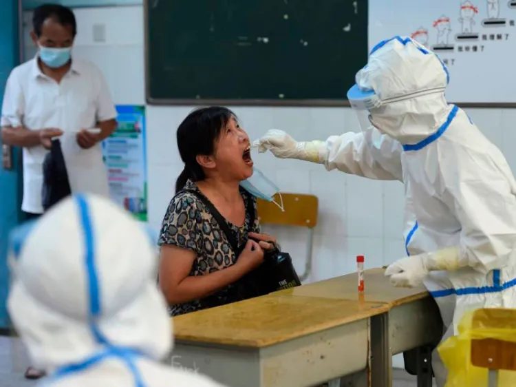 Contagios en China tocan récord; endurecen restricciones