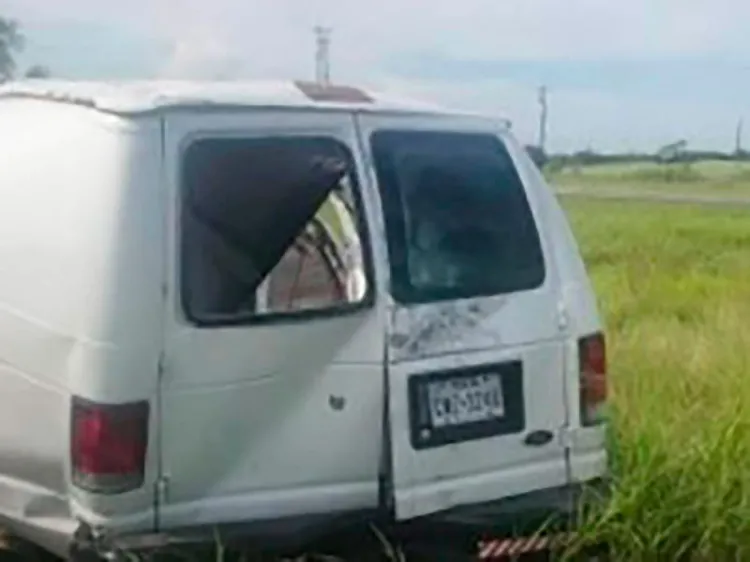 Camioneta llena de migrantes sufre accidente en Texas; hay varios muertos
