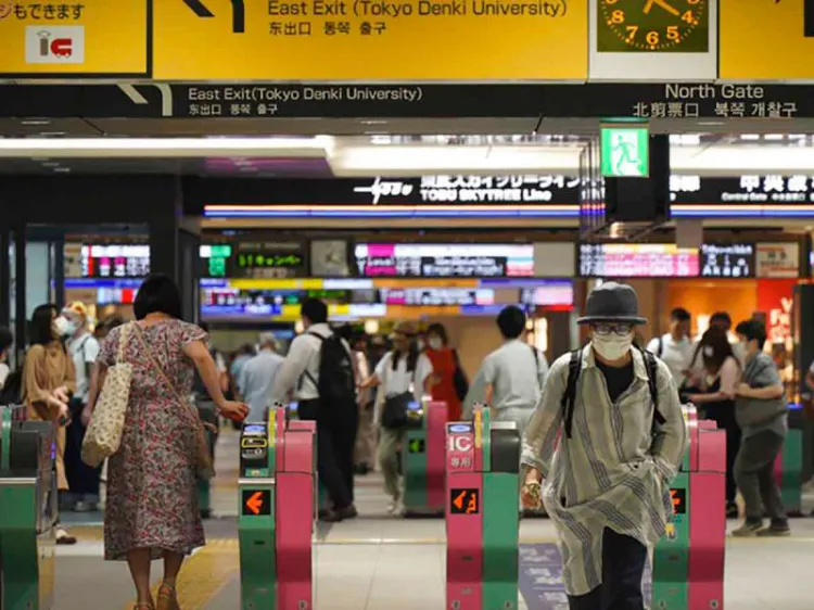 Hombre acuchilla a 10 pasajeros en un tren subterráneo en Tokio