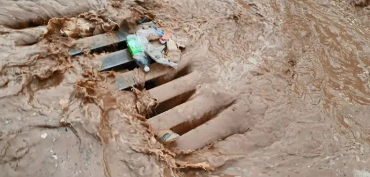 Causa basura la obstrucción del Sistema del drenaje en la ciudad