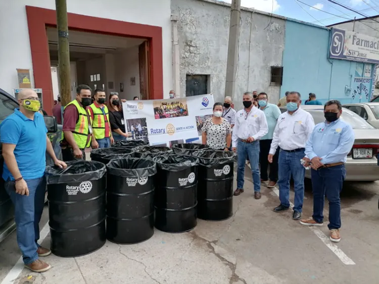 Entregan Rotarios y Bienestar Social contenedores para basura