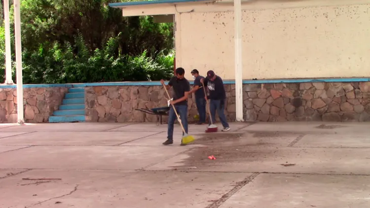 Trabajan docentes en limpia de los planteles escolares