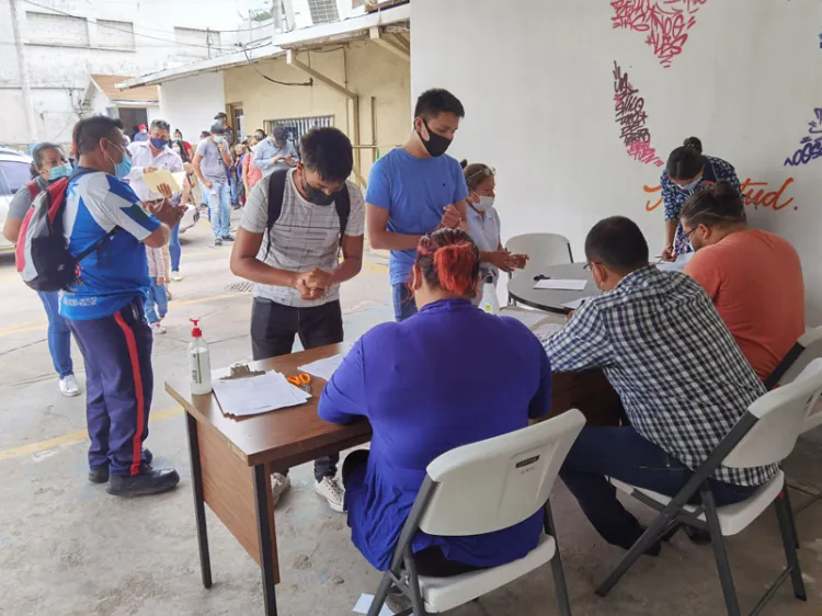 Jóvenes madrugan a registrarse y recibir la vacuna en Nogales, Az