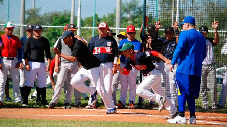 Realizará pruebas a jóvenes que buscan ingresar a academia de béisbol