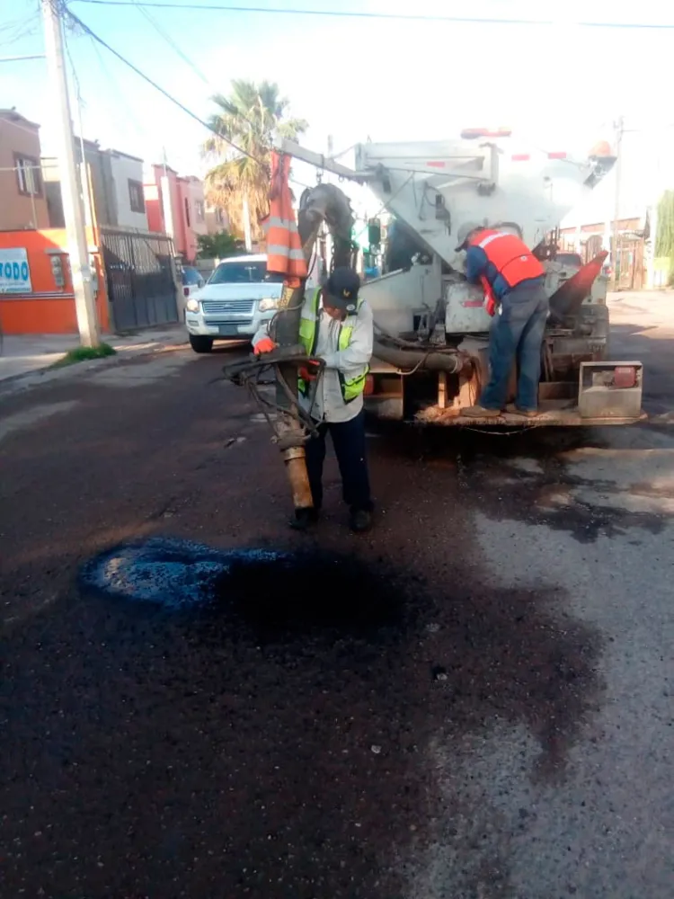 Intensifican labores de desazolve y bacheo de calles por las lluvias