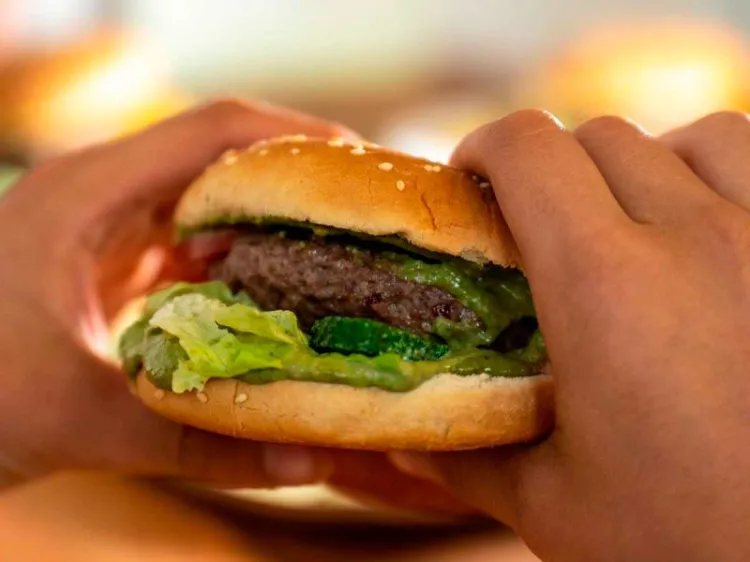 Mujer demanda a McDonald’s por ‘tentarla’ a romper ayuno religioso