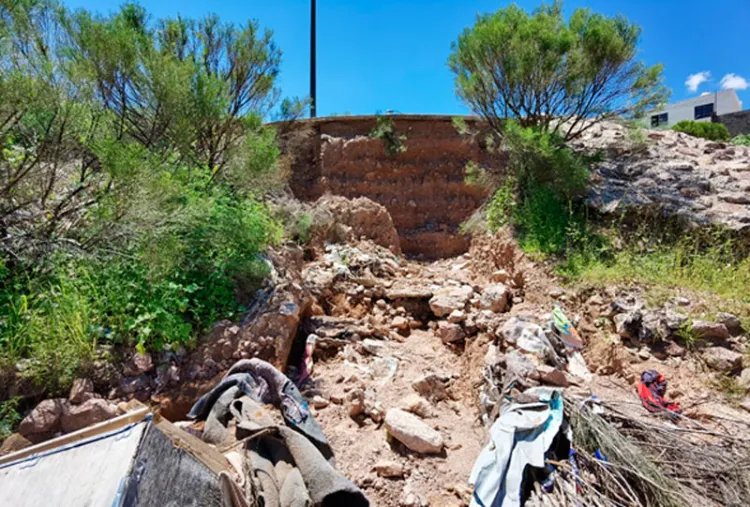 Denuncian deslave de calle en Pueblitos