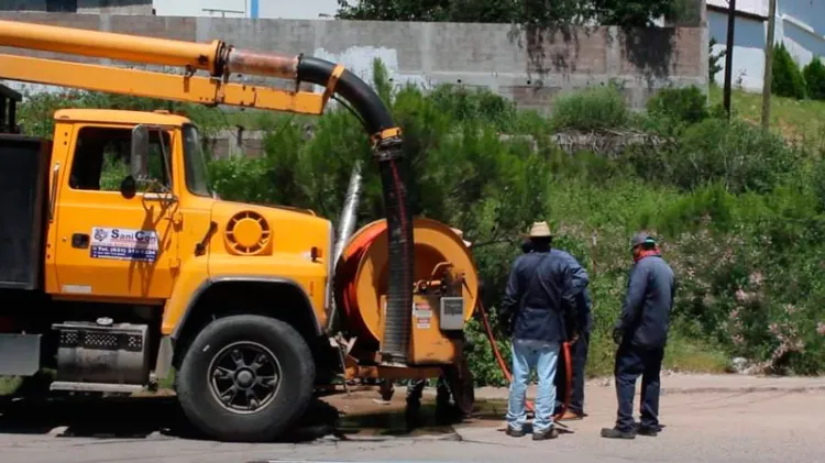 Intensifican mantenimiento a la red de alcantarillado en la ciudad