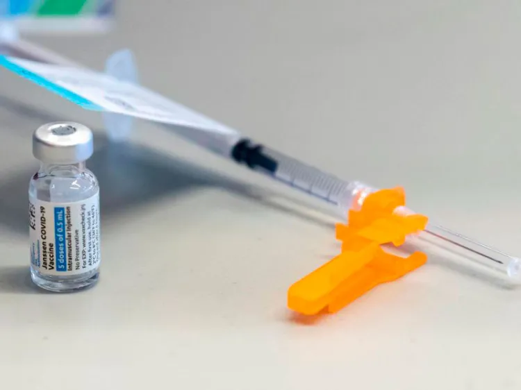 Recomienda J&J aplicar dosis de refuerzo de su vacuna covid