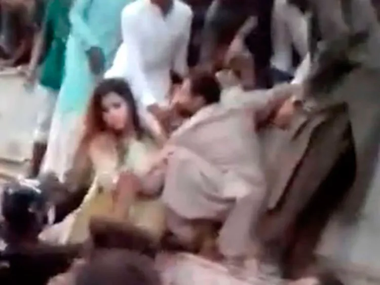 Cientos de hombres acorralan a mujer, la manosean y le roban en Pakistán