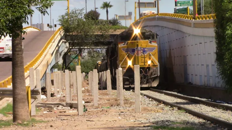 Ferromex coloca vallas en acceso alterno a línea Sentri