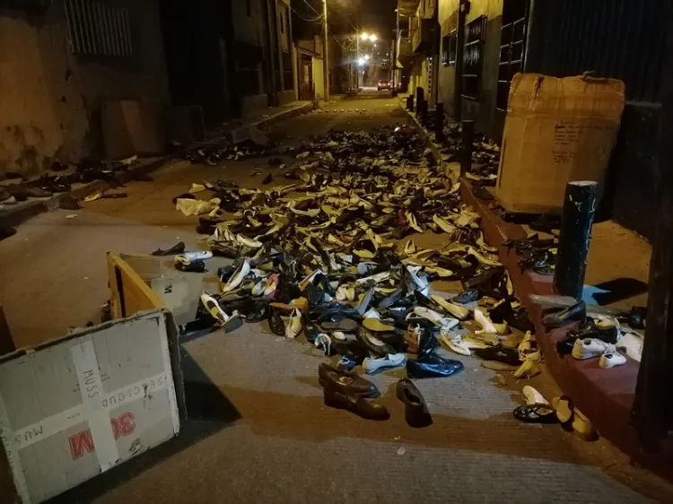 Abandonan decenas de zapatos en callejón Hidalgo y calle Vázquez.