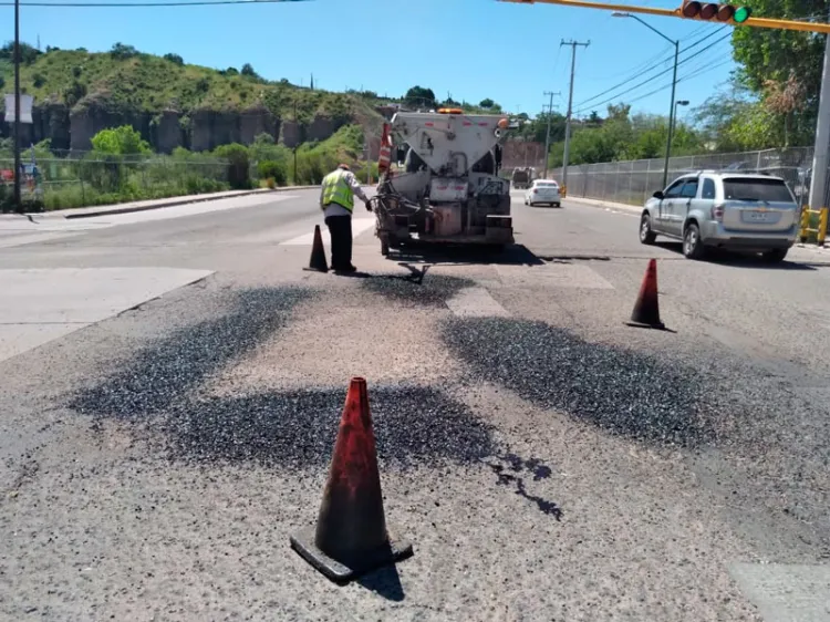 Brindan mantenimiento para mejorar vialidades con asfalto frío