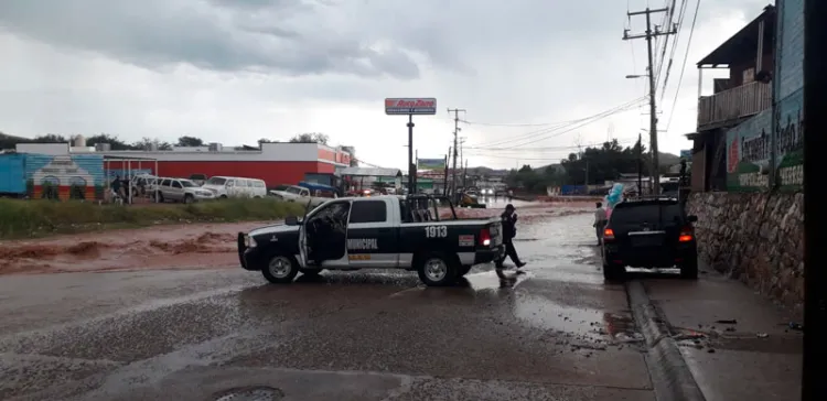 Siguen las imprudencias de ciudadanos en lluvias