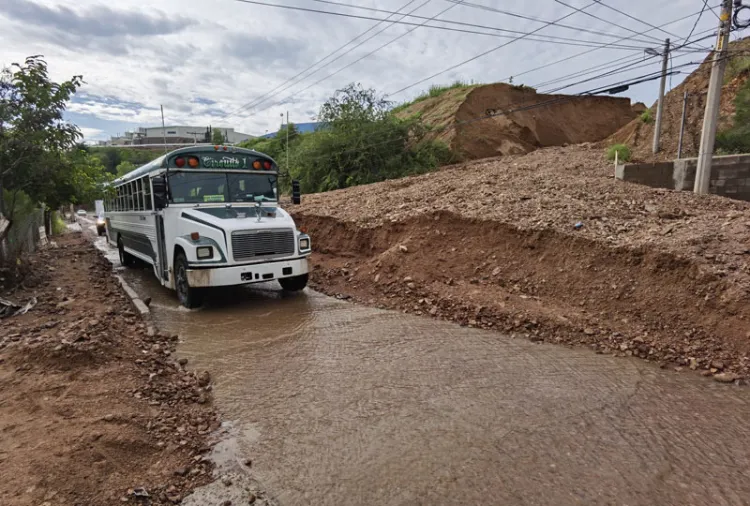 Deslave de cerro afecta avenida 5 de febrero