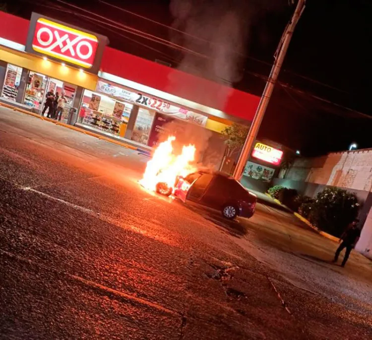 Arde vehículo en la Álamos