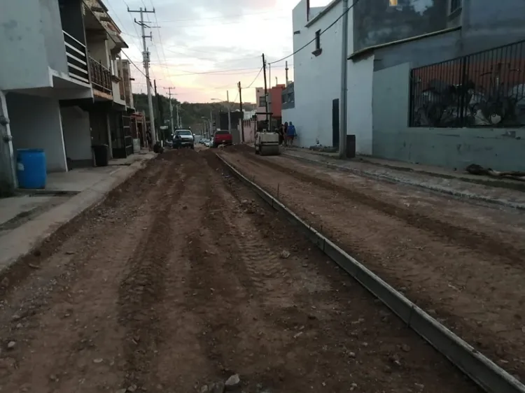 Avanza pavimentación de la calle Olivos en la colonia Las Bellotas