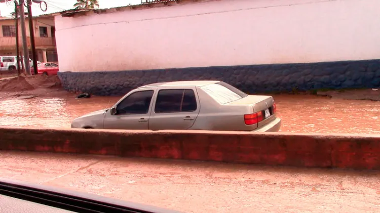 Siguen los automovilistas desafiando aguas broncas