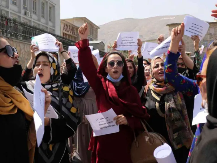 En Kabul, decenas de mujeres exigen a talibanes que respeten sus derechos