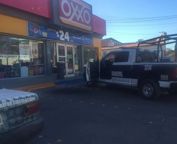 Asaltan Oxxo en la colonia Centro