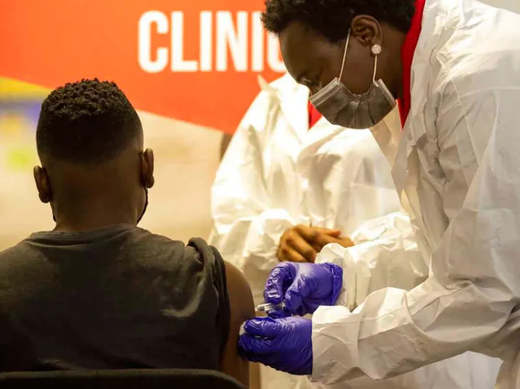 OMS duda que alta vacunación detenga la pandemia covid