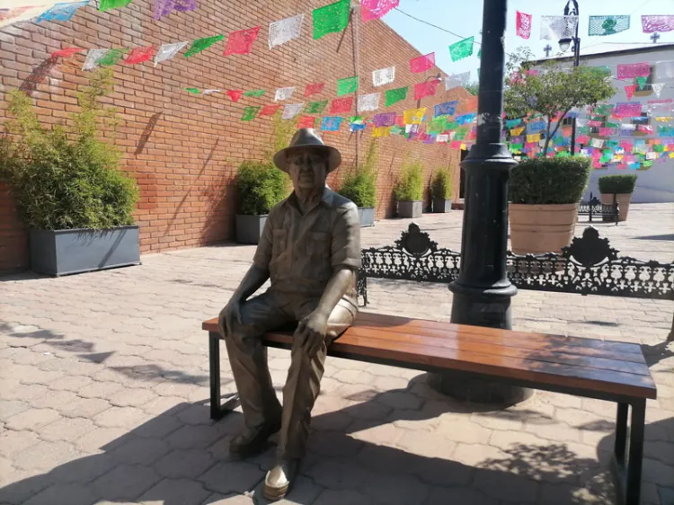 Lucirá la plaza Ochoa estatua de Don Oscar Monroy Rivera