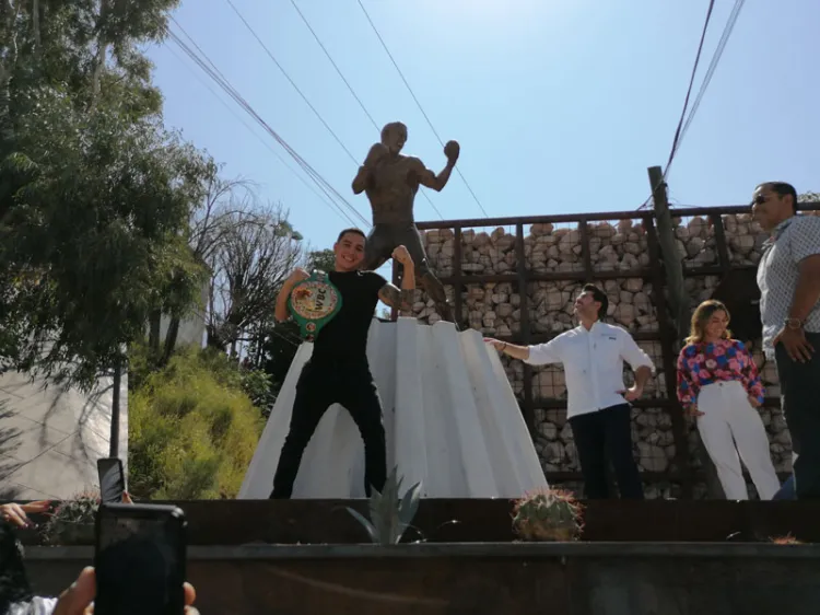 Devela Oscar Valdez su estatua en unidad deportiva